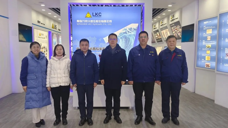 高新區(qū)工委委員、管委副主任張建軍一行蒞臨青島力克川液壓股份有限公司調(diào)研指導(dǎo)